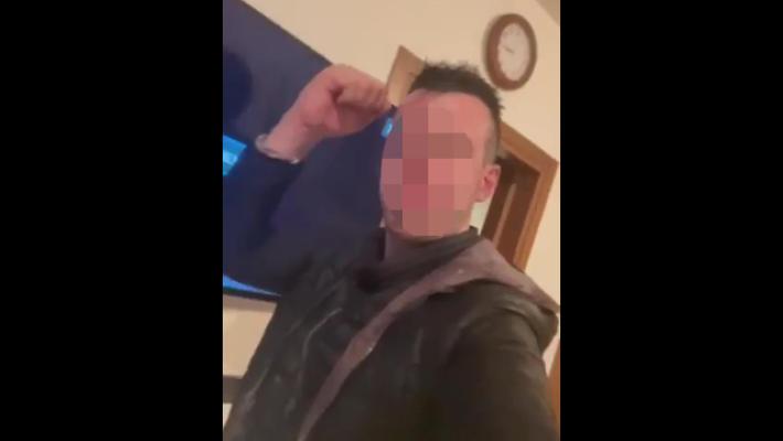Uccise il vicino di casa e si scatt&ograve; un selfie, chiesto l'ergastolo