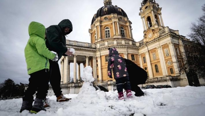 Neve sulla collina di Torino, a Superga i bambini costruiscono pupazzi
