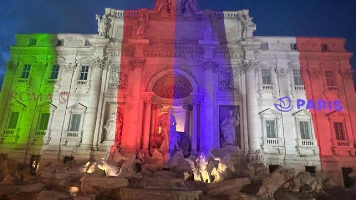 La Fontana di Trevi illuminata con le bandiere di Francia e Italia