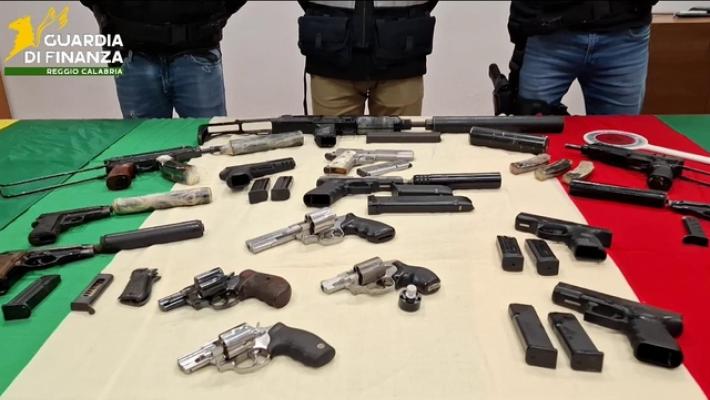 La Guardia di finanza sequestra un arsenale nella Piana di Gioia Tauro