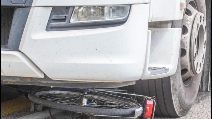 Ciclista travolto e ucciso dal rimorchio di un camion nel Milanese