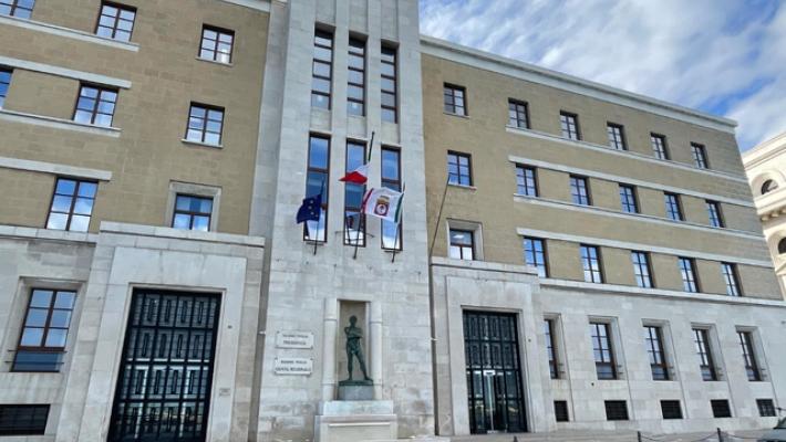 La Regione Puglia pubblica il primo bando con salario minimo a 9 euro l'ora