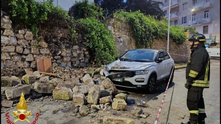 Crolla muro di contenimento per il maltempo a Sassari, travolte due auto