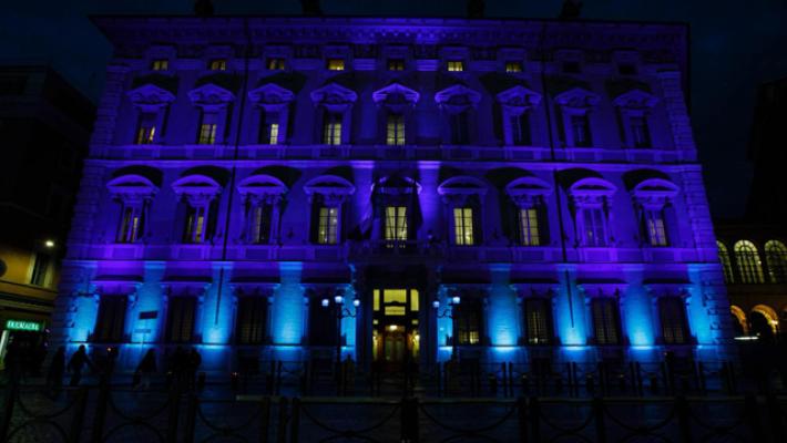 La facciata del Senato si illumina di blu per le vittime civili delle guerre