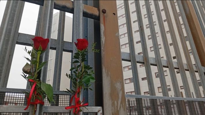 Suicidio in carcere a Padova: due rose sulla cancellata del 'Due Palazzi'