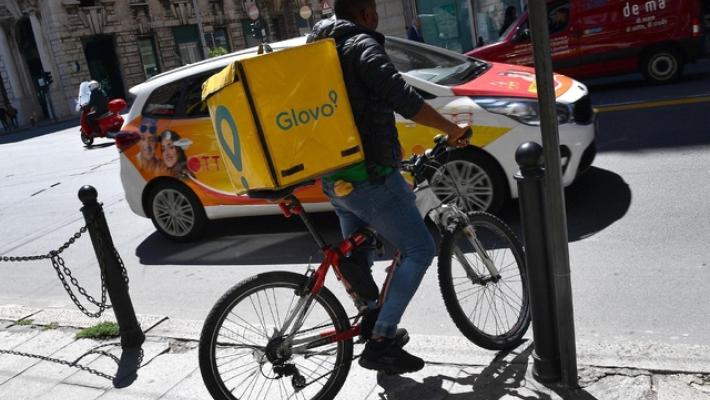 Picchiano e rapinano quattro rider, tre ragazzi arrestati in Brianza