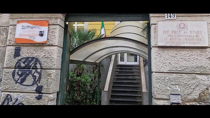 ++ Controlli con metal detector davanti scuola di Abanoub Youssef ++