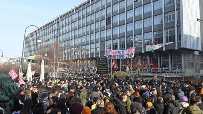 Cortei Aska, migliaia da tutta Italia davanti a ateneo occupato a Torino