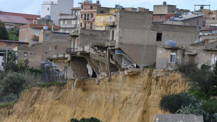 Palazzina di tre piani crolla nel precipizio a Niscemi