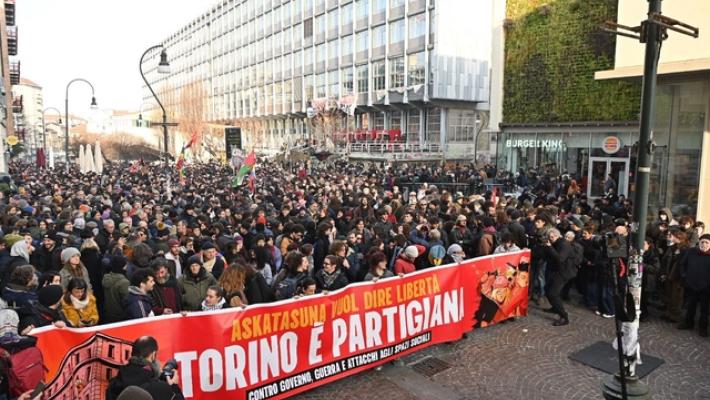 Corteo Askatasuna, &egrave; partito lo spezzone dall'ateneo occupato