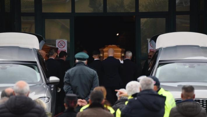 Anguillara, in centinaia al funerale dei genitori di Carlomagno