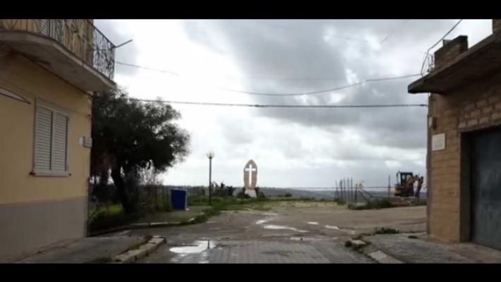 Sopralluogo con droni a Niscemi, in piedi la Croce, simbolo di resistenza