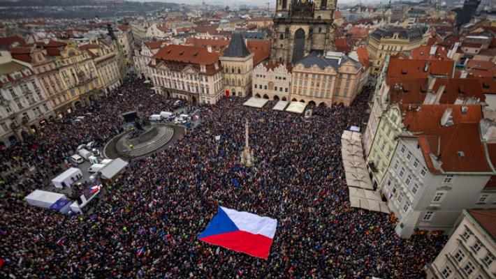 Decine di migliaia in piazza a Praga a sostegno del presidente