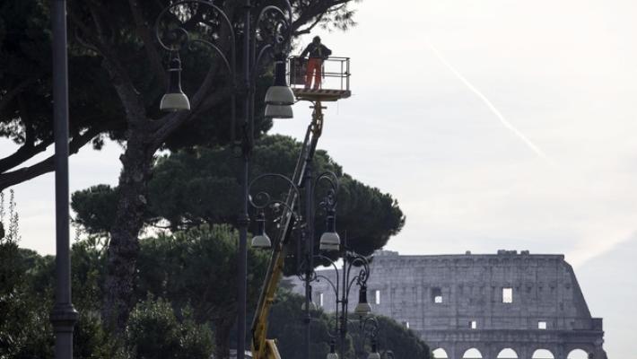Crolla albero ai Fori Imperiali, tre feriti lievi