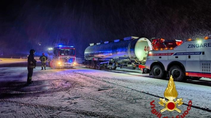 Cisterna con sostanze pericolose si stacca da un tir in galleria A32