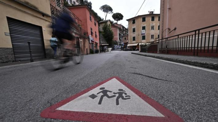 Pap&agrave; spintona e prende a pugni maestra elementare a Piacenza