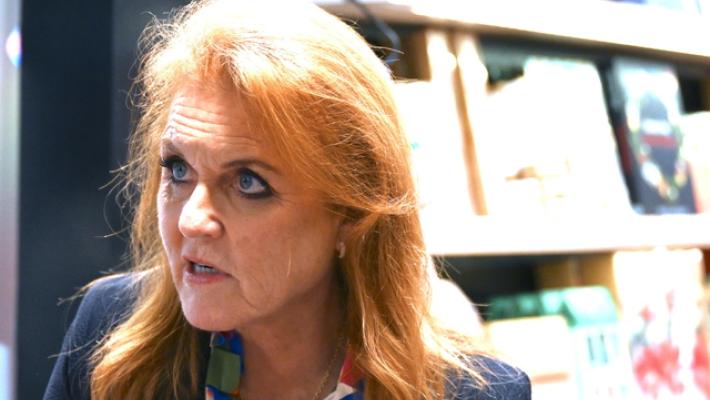 Fergie scriveva a Epstein in carcere, chiude la charity dell'ex duchessa