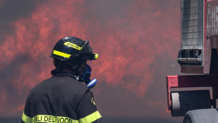Incendio in un'abitazione a Massa: muore un uomo, grave la moglie