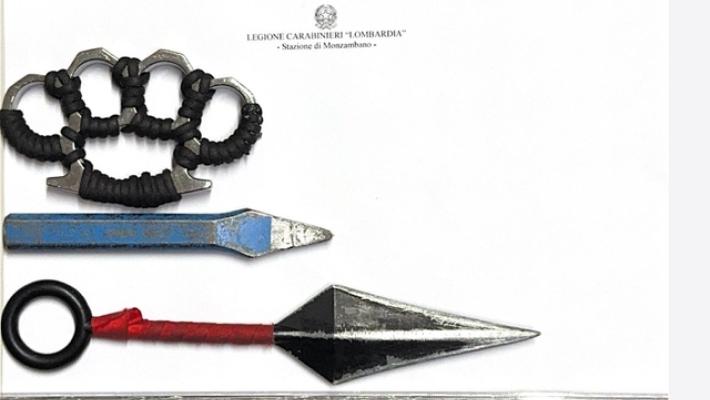 Studente va a scuola con pugnale e tirapugni e uno scalpello nello zaino