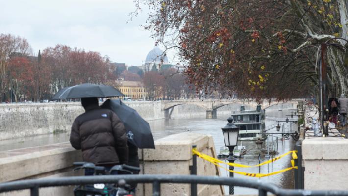 Maltempo: chiuse le banchine del Tevere a Roma, allagamenti e code