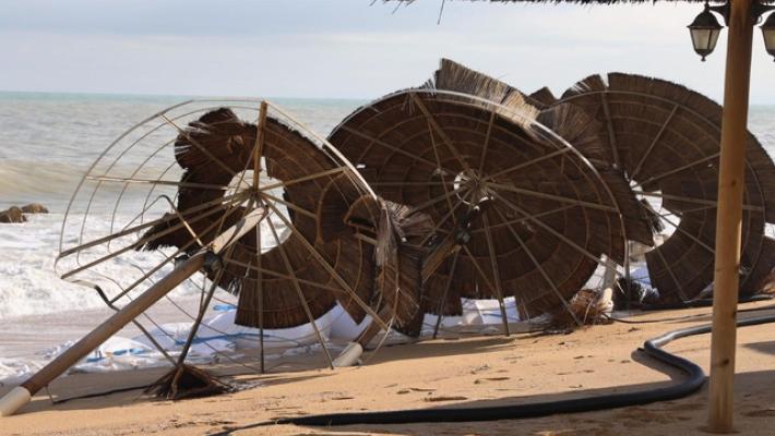 Forte mareggiata e danni a Porto Recanati, 'lo chalet devastato'