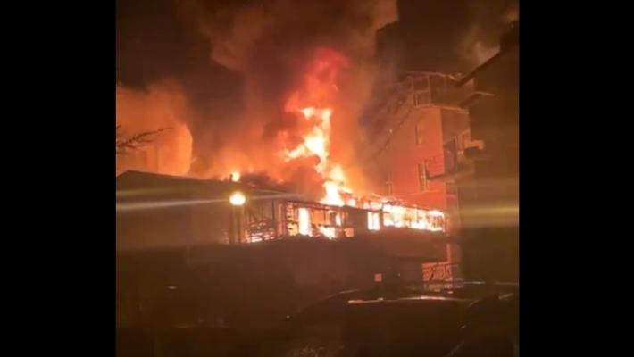 Vasto incendio nel Catanzarese, distrutti 3 negozi e famiglie evacuate