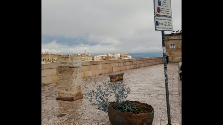 Forte vento a Matera, danneggiata una scultura nel centro storico