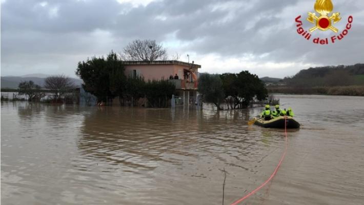 Esondano due fiumi nel Viterbese, in salvo tre persone e i loro due cani: i vigili del fuoco raggiungono la casa con gommoni da rafting