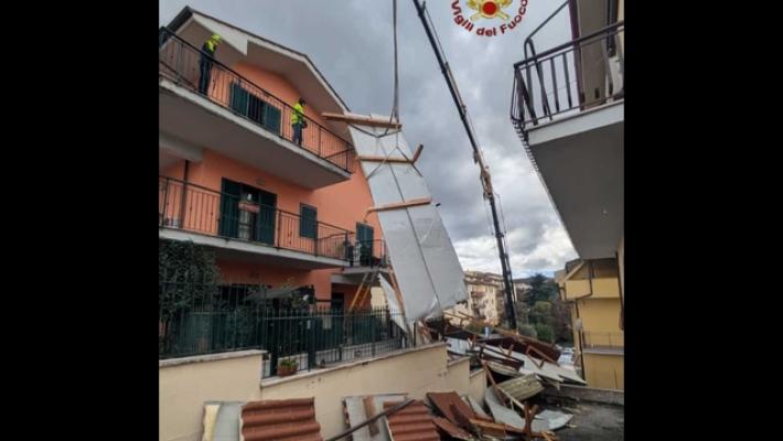 Maltempo, vento scoperchia tetto di una palazzina vicino Roma