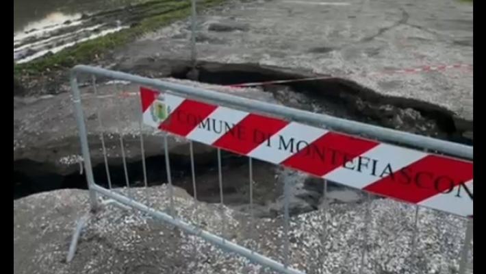 Maltempo, si apre una voragine su una strada nel Viterbese