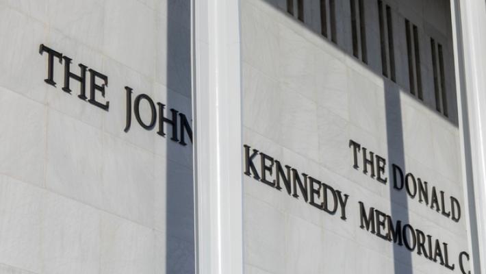 Trump mette il suo nome ovunque, da edifici a monete, navi e aerei