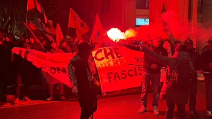 'I portuali non lavorano per le guerre', corteo al porto di Ancona