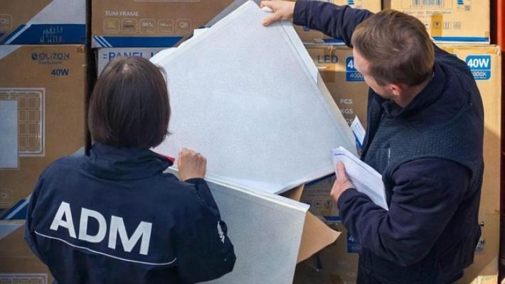 Maxi sequestro a Gioia Tauro di pannelli led contraffatti