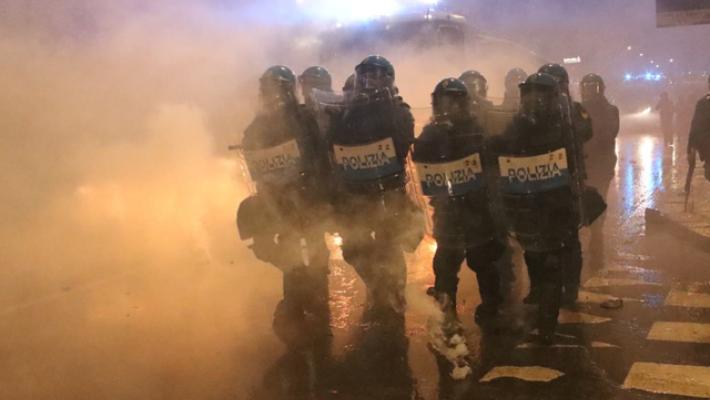 Cariche e idranti contro i manifestanti al corteo a Milano