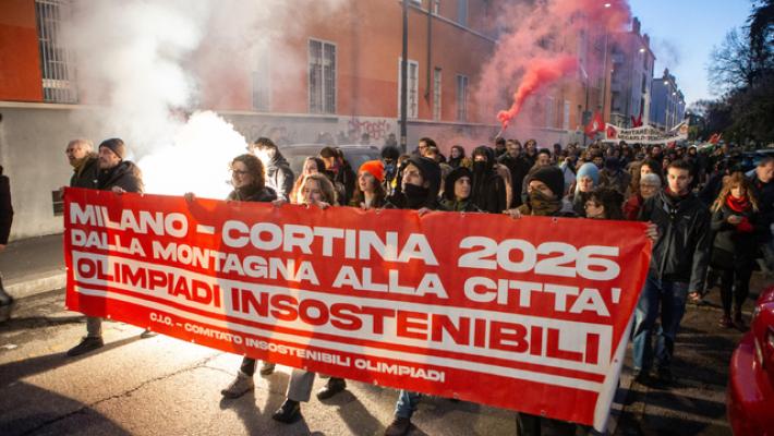 Ancora fumogeni, corteo contro le olimpiadi a Milano verso la tangenziale