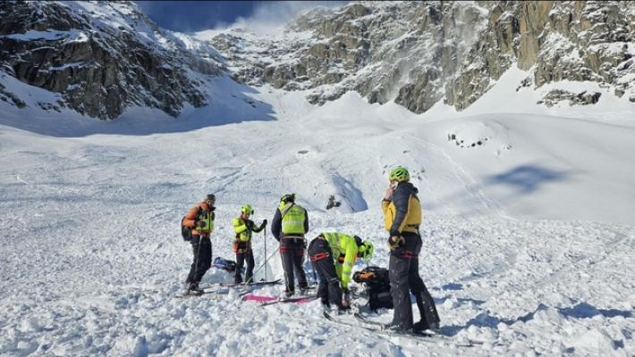 Travolti da una valanga in Valle d'Aosta, in salvo due scialpinisti