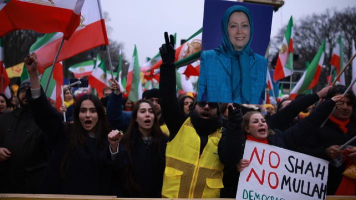 Migliaia con la Resistenza iraniana, davanti alla Porta di Brandeburgo