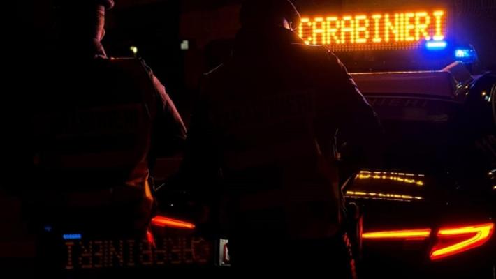 Aggredisce con un coltello la compagna davanti al figlio di 10 anni