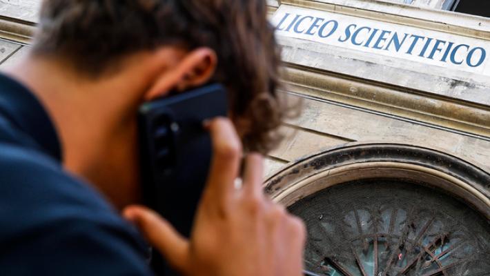 Bandiera e saluto fascista, girano video a scuola e lo pubblicano sui social