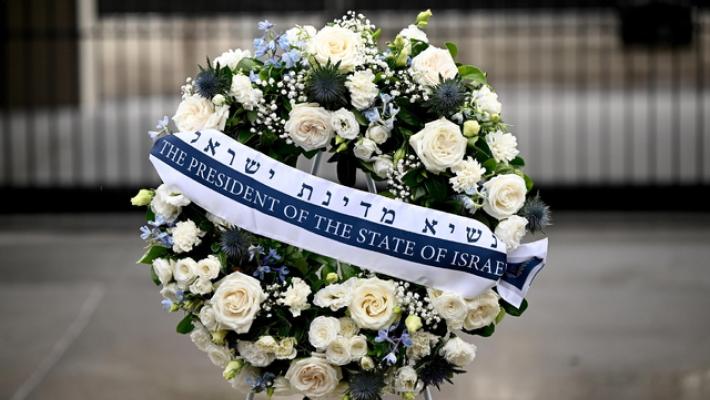 Herzog in Australia depone una corona a Bondi Beach