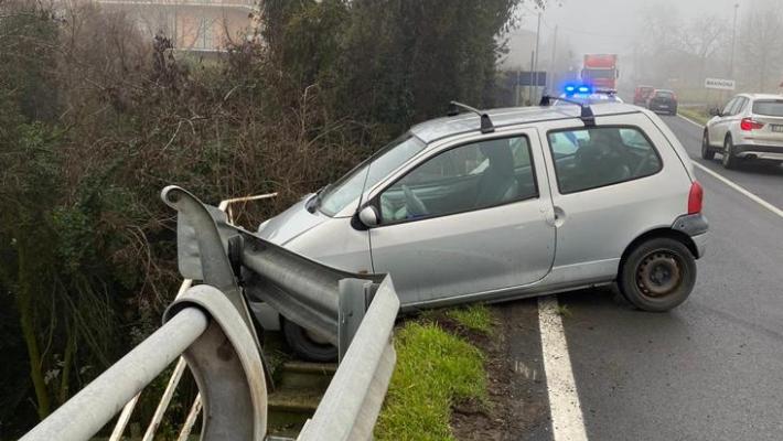 Bannone, l'auto sbanda e finisce contro il guardrail: ferita una ragazza