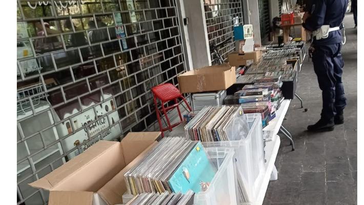 Sequestrati 1968 tra Cd, Dvd e vinili alla Fiera del Disco, in piazza Lubiana