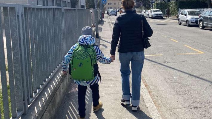 Il primo giorno di scuola a Parma dei bimbi ucraini:  disegni e partite di calcio