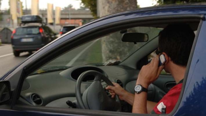 Smartphone al volante? L'auto progredisce. L'uomo regredisce
