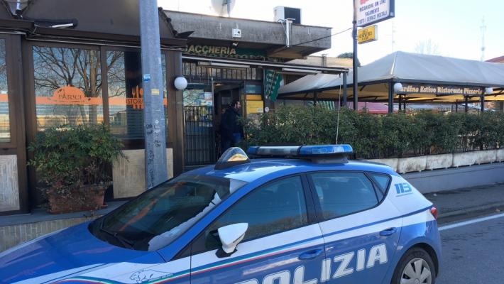 Tabaccheria di via Parigi: rapinatori messi in fuga dalla vittima