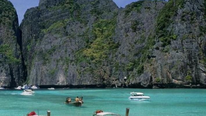 La spiaggia di Maya Bay resterà chiusa per almeno altri 2 anni