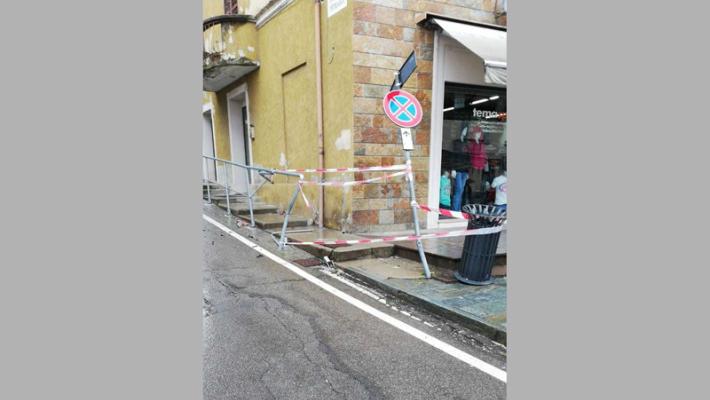 Perde il controllo dell'auto e finisce contro palo e corrimano