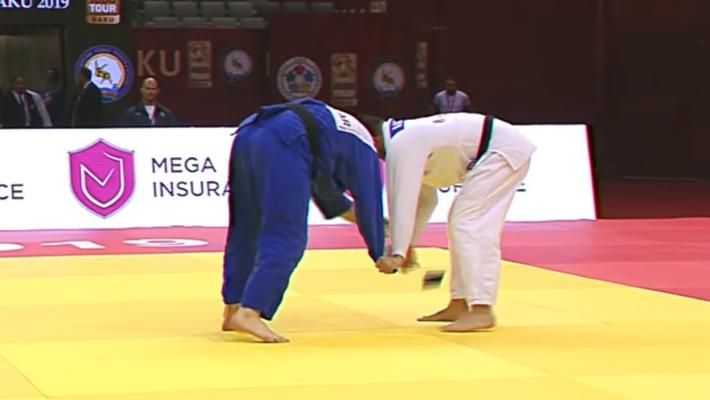 Gli cade il telefonino dallo judogi, portoghese squalificato - Il video