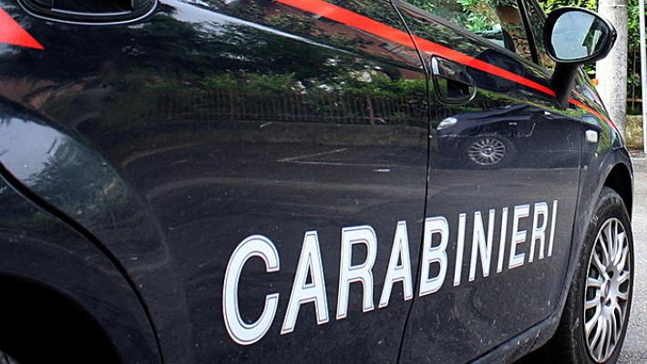Partorisce in un capannone e abbandona la neonata in ospedale 