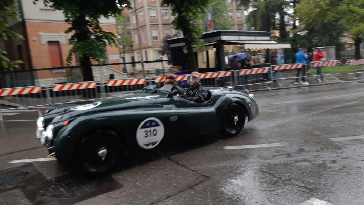 Le splendide auto della 1000 Miglia sono arrivate